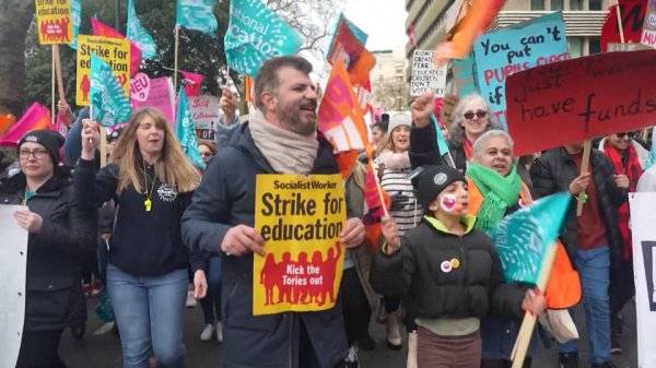 El movimiento de huelga por aumentos salariales que comenzó en junio de 2022 en el Reino Unido ha continuado y continuó expandiéndose en los últimos meses, apuntando más directamente a las opciones presupuestarias del gobierno.