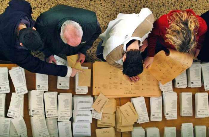 Foto de una mesa electoral con las papeletas de voto