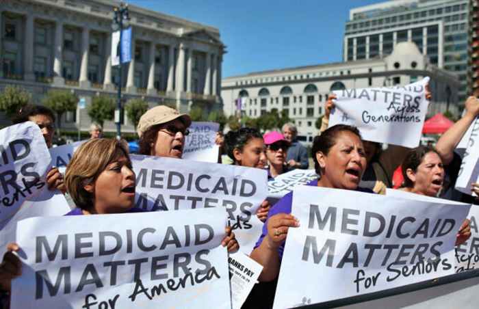 Los beneficiarios y simpatizantes de Medicaid protestan por los recortes en la cobertura
