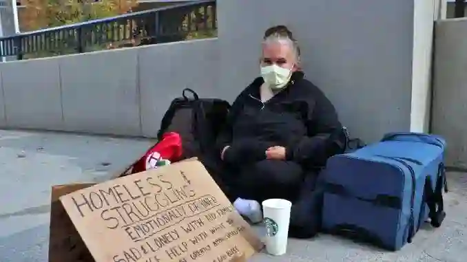 Persona sin hogar pidiendo limosna
