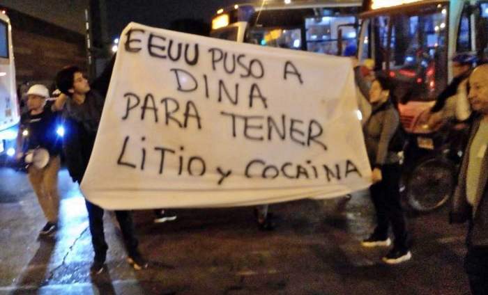 Manifestantes con pancarta en mano que decía: "Estados Unidos instaló a Dina (Boluarte) para obtener litio y cocaína". Foto: Twitter @OllieVargas79.