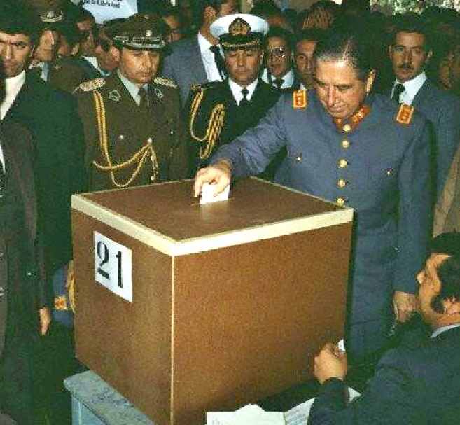 Foto coloreada de Pinochet votando