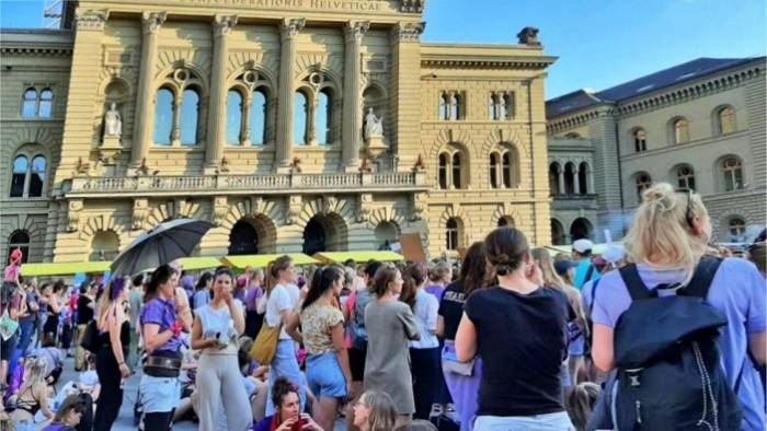 Marea violeta por la igualdad y la justicia social invade Suiza