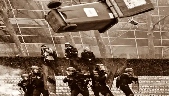 Foto de policías antidisturbios