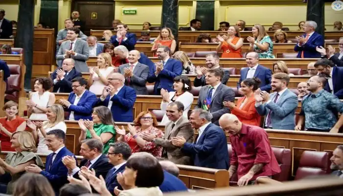Constitución cortes españolas entre aplausos