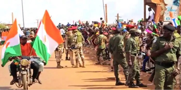 Manifestantes contenidos por tropas de Niger
