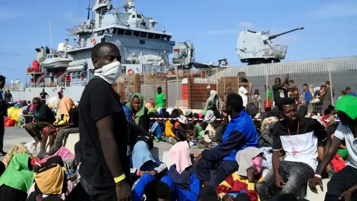 Refugiados en Lampedusa esperan a ser transportados fuera de la isla mediterránea [AP Photo/Valeria Ferraro]