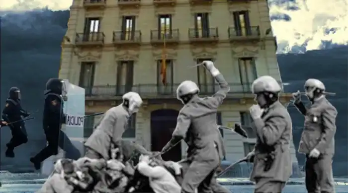 Escena de policías reprimiendo protesta en Barcelona