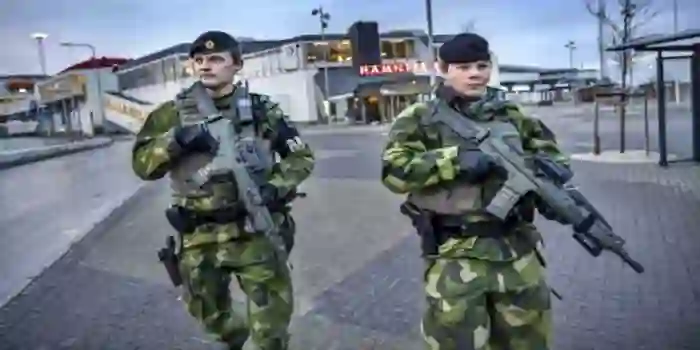 Soldados patrullando calles de Suecia