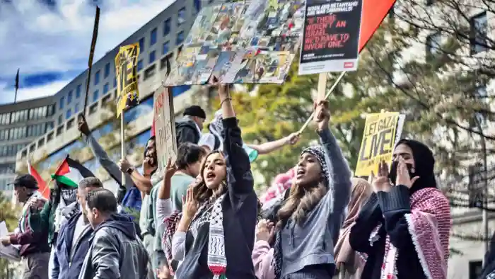 Manifestantes en Washington, D.C., con pancartas oponiéndose al genocidio israelí el 4 de noviembre. La primera pancarta de los Jóvenes y Estudiantes Internacionales por la Igualdad Social dice, “¡Biden y Netanyahu son criminales de guerra”.