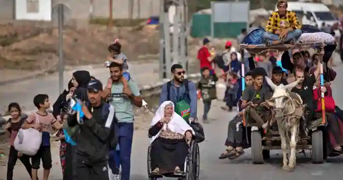 Foto de palestinos transitando por una carretera