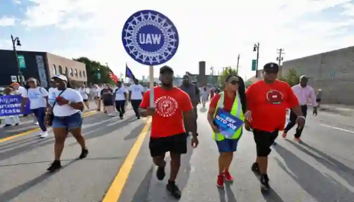 Miembros del sindicato United Auto Workers marchan en el Desfile del Día del Trabajo de Detroit el 4 de septiembre de 2023 en Detroit, Michigan. (Foto de Bill Pugliano/Getty Images)