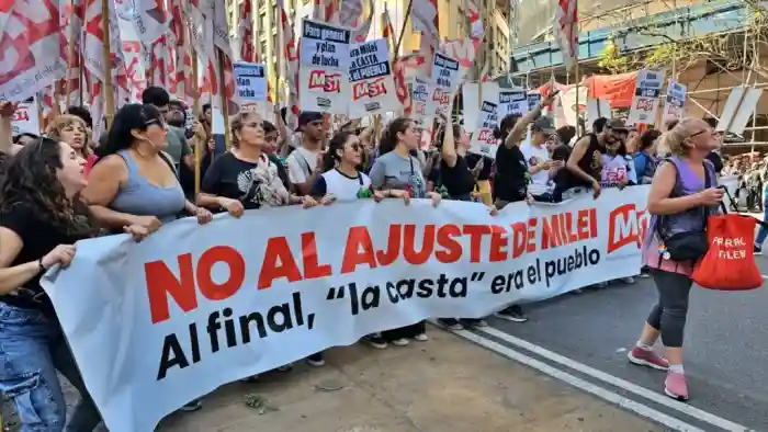 Manifestación en Argentina contra el plan de ajuste de Milei