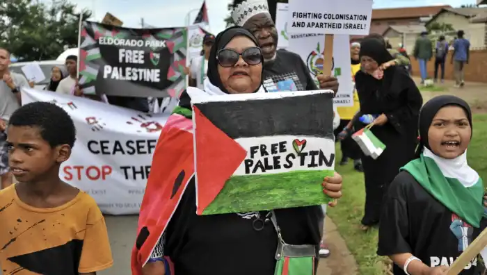 Sudafricanos realizan una Marcha por la Libertad de Palestina el 16 de diciembre de 2023 en Eldorado Park, Sudáfrica. Laird Forbes/Gallo Images vía Getty Images.
