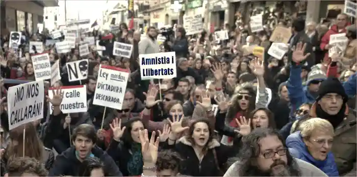 Manifestantes por la Amnistía y las libertades políticas en España