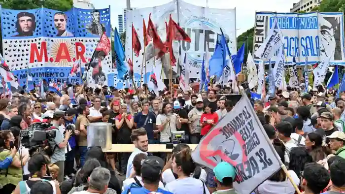 Manifestación clase trabajadora argentina ante los ataques a sus conquistas