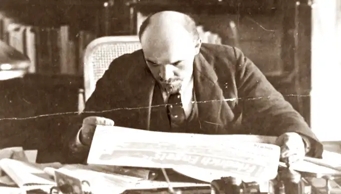 Composición de Vladimir Ilich Lenin leyendo la prensa