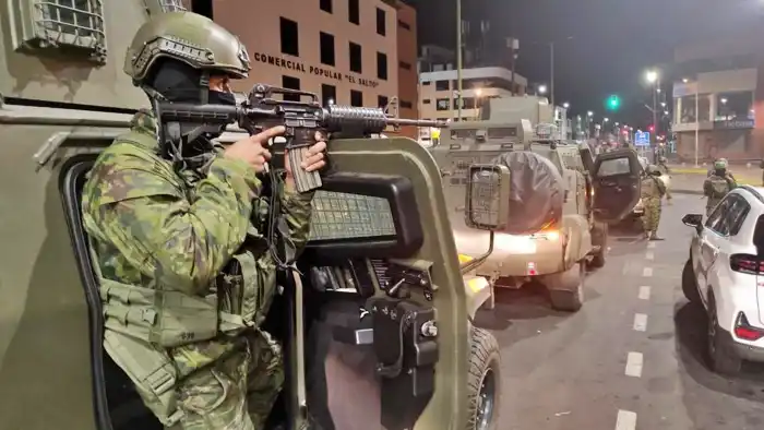 Soldados fuertemente armados patrullan calles de la provincia de Cotopaxi en el centro de Ecuador, 9 de enero [Photo: Ejército Ecuatoriano]