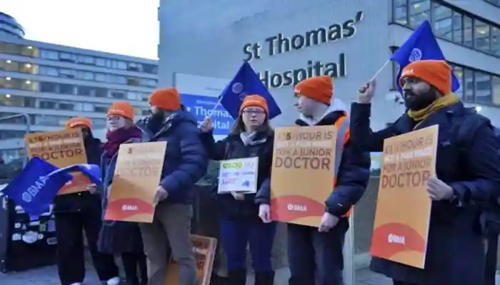 Piquete de médicos llamando a la huelga