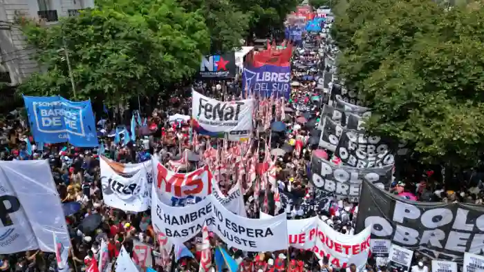 Masas argentinas protestan contra las políticas antiobreras del presidente Milei, 27 de diciembre de 2023. Crédito: peoplesdispatch.com