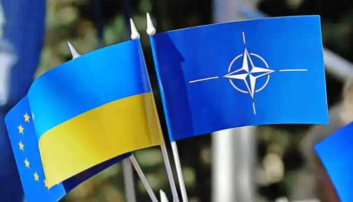 Foto de las banderas de la OTAN, Unión Europea y Ucrania