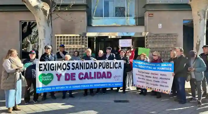 Plataforma de Manises protesta ante la Consellería exigiendo una sanidad pública de calidad.