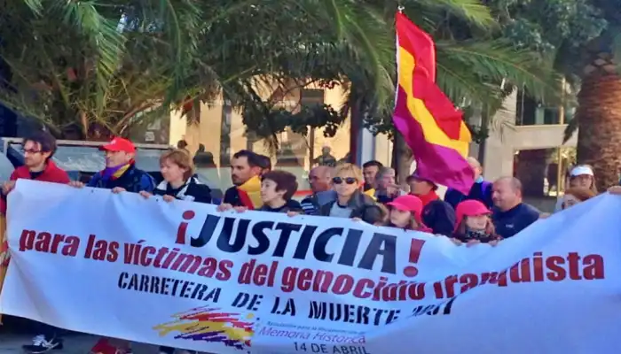 Manifestación pidiendo justicia por la matanza civil de la Desbandá