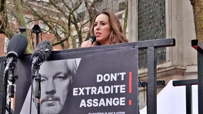 Stella Assange se pronuncia en las afueras del tribunal, 21 de febrero de 2024