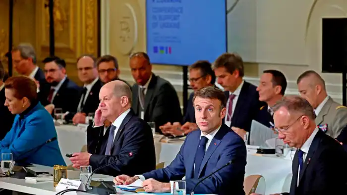 Foto del presidente francés Emmanuel Macron, en el centro a la derecha, pronuncia un discurso en el palacio del Elíseo, 26 de febrero de 2024 [AP Photo/Gonzalo Fuentes/Pool via AP]