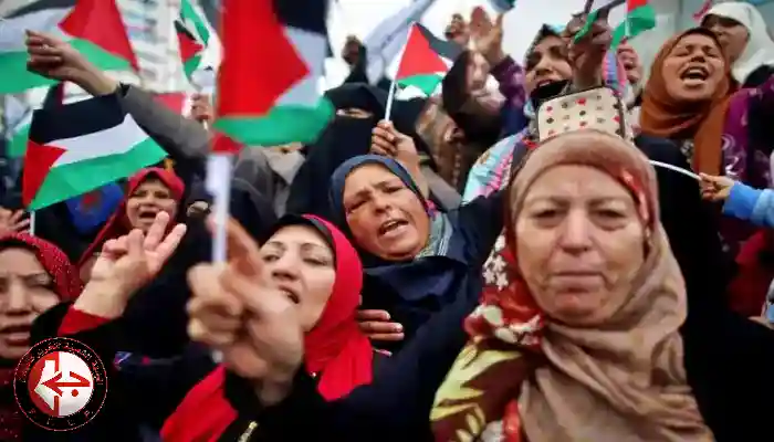 Manifestación mujeres por Gaza con el logo del Frente Popular por la Liberación de Palestina