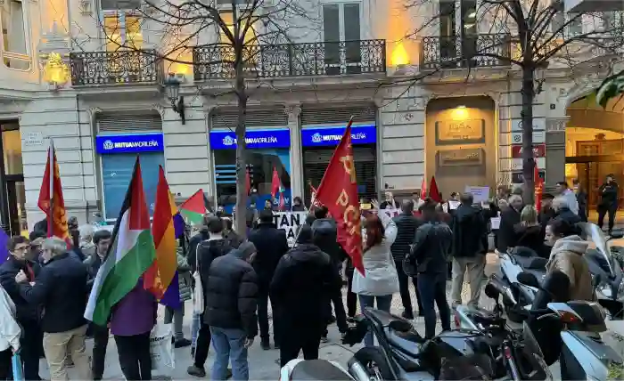La Asamblea anti-OTAN de València se concentra ante el consulado de EEUU