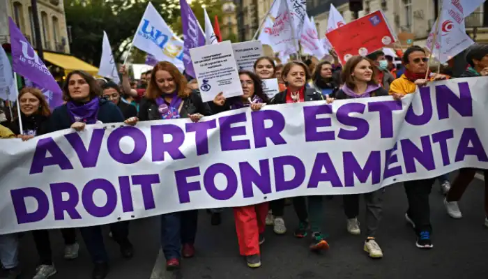 Francia convierte el aborto en un derecho constitucional