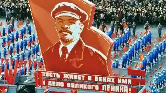Los atletas marchan en un desfile dedicado al sexagésimo tercer aniversario de la Gran Revolución Socialista de Octubre, el 7 de noviembre de 1989. La pancarta dice: "¡Que el nombre y las hazañas del gran Lenin vivan durante siglos!" (Foto: IMAGO / ITAR-TASS)