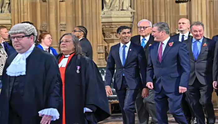 El primer ministro del Reino Unido, Rishi Sunak, y el líder laborista, Keir Starmer, en el centro a la derecha, en procesión para escuchar al rey Carlos III inaugurar la nueva sesión de las Cámaras del Parlamento, el 7 de noviembre de 2023. Parlamento del Reino Unido, Flickr.