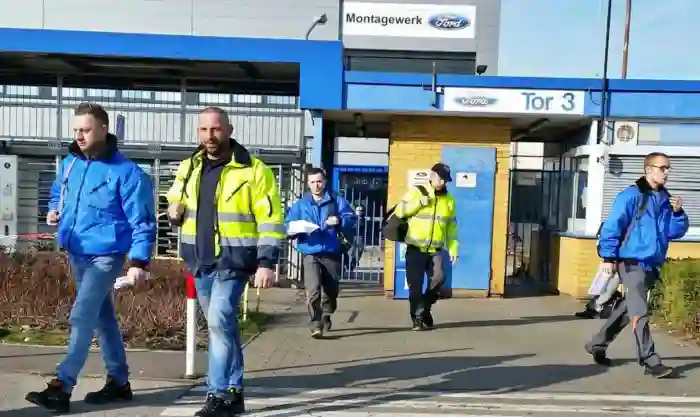 Trabajadores saliendo de una empresa alemana automoción