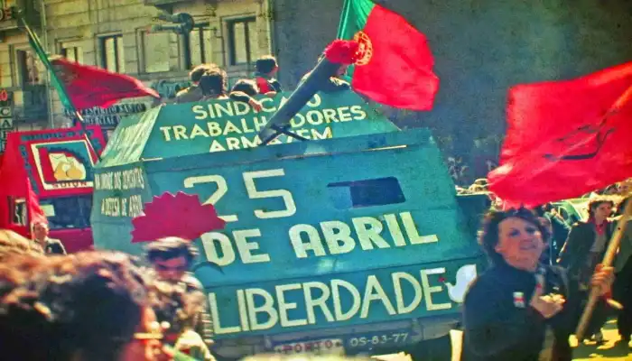 Foto de época de manifestación en Lisboa del 25 abril