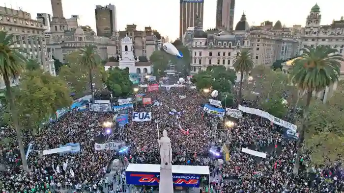Cientos de miles de personas se movilizan contra el presupuesto de la universidad pública en Buenos Aires. Tiempo Argentino.