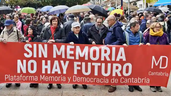 Manifestación contra la derogación de la Ley de Memoria Histórica de Cantabria. Europa Press