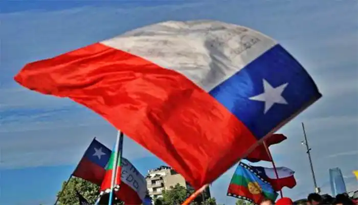 Bandera de Chile al viento en una manifestación
