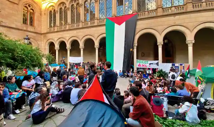 Asamblea de acampados en la Universidad de Barcelona