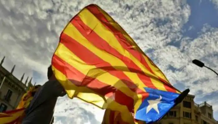 Bandera estelada catalana desplegada al viento