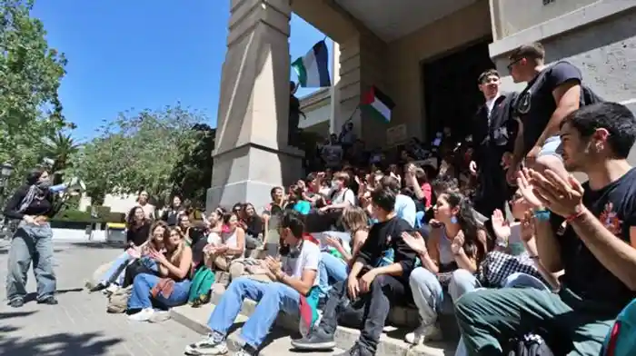 Concentración de estudiantes ante la puerta de la Facultad de València