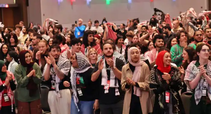 Los asistentes cantan en la Conferencia del Pueblo por Palestina (Foto: Movimiento Juvenil Palestino)