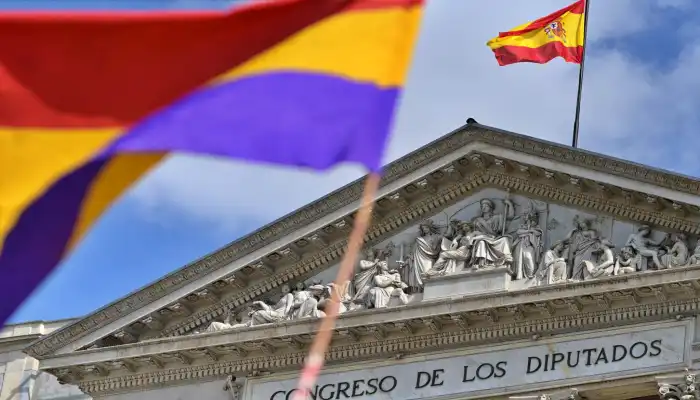 Bandera republicana frente al congreso de diputados de España