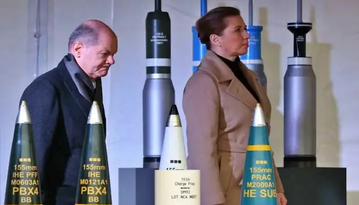 El canciller alemán, Olaf Scholz, y la primera ministra danesa, Mette Frederiksen, antes de la ceremonia de inicio de obras de una fábrica de munición de Rheinmetall en Unterlüß, Alemania. (Ronny HARTMANN | AFP)