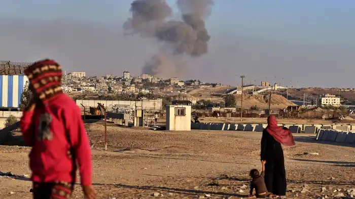 Una columna de humo después de que Israel bombardeara edificios cercanos al muro entre Egipto y Rafah, al sur de la Franja de Gaza, 7 de mayo de 2024 [AP Photo/Ramez Habboub]