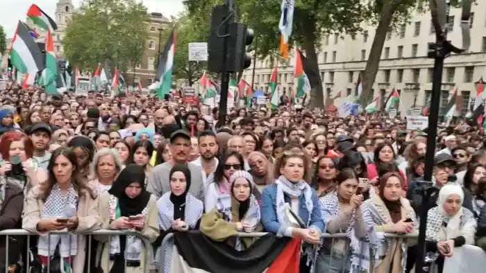 la multitud escucha los discursos en la manifestación de Londres, 19 de mayo de 2024