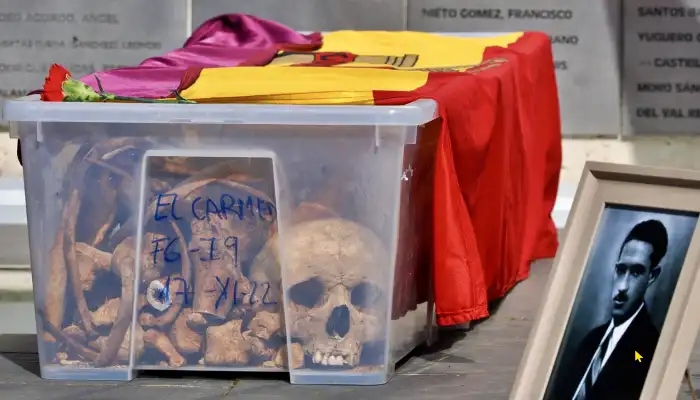 Hurna con restos humanos y bandera tricolor. Photogenic/Claudia Alba / Europa Press