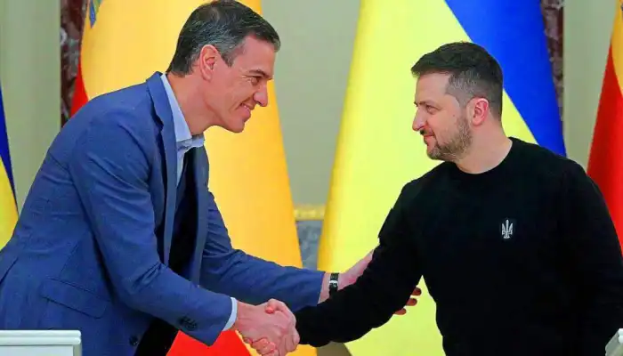 Apretón de manos del acuerdo entre presidentes de Ucrania y España